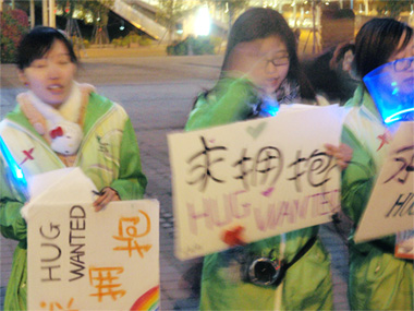 来場者を見送る上海の学生ボランティア達