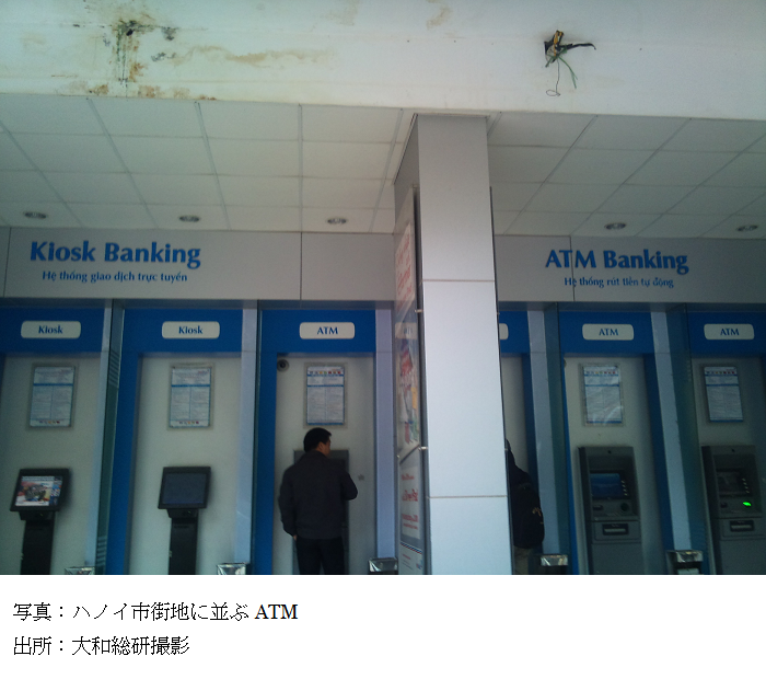 ハノイ市街地に並ぶATM